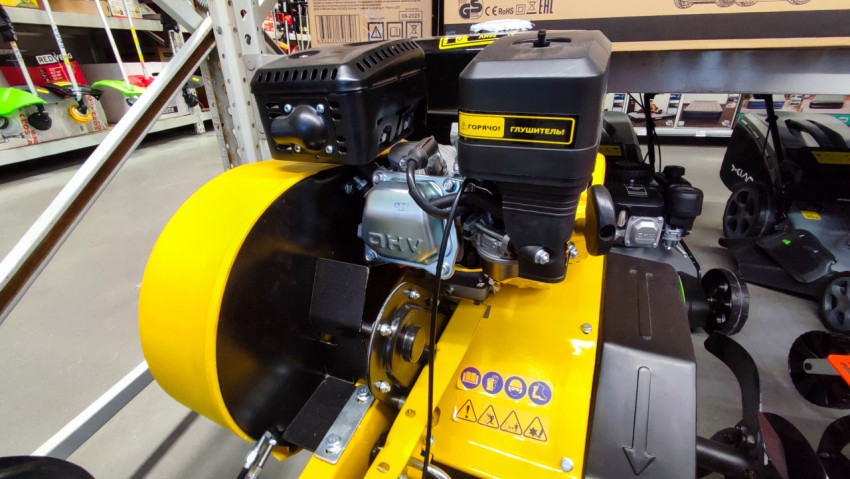 Мотокультиватор с бензиновым двигателем и защитными кожухами