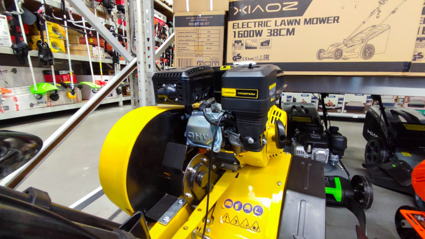 Двигатель мотокультиватора с жёлтым защитным кожухом