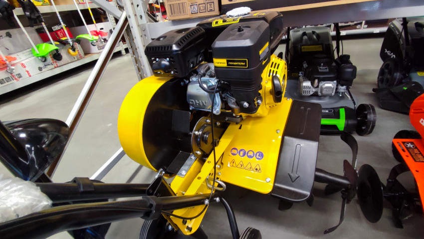 Общий вид мотокультиватора с защитным кожухом и рабочими элементами