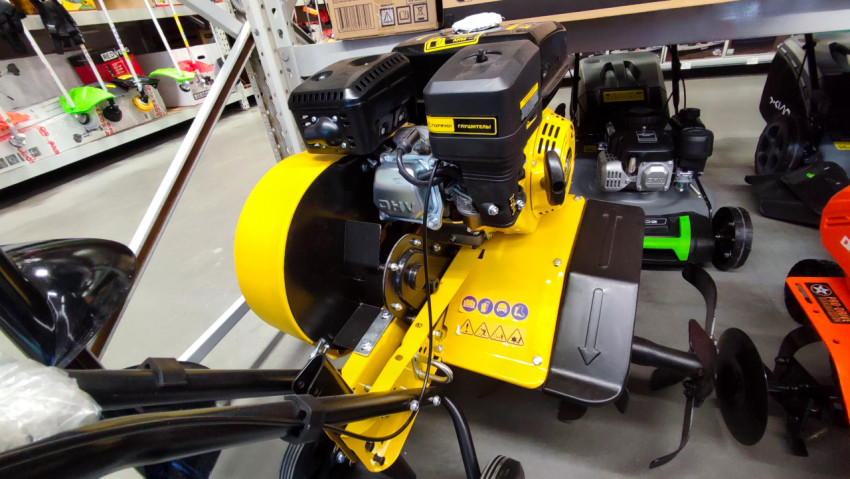 Мотокультиватор с рабочими фрезами и двигателем OHV