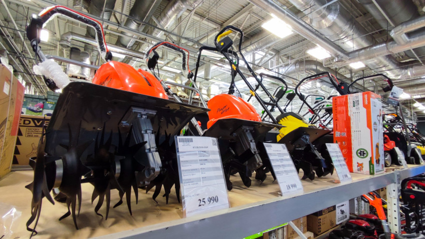 Ряд культиваторов с рабочими фрезами на выставочной полке