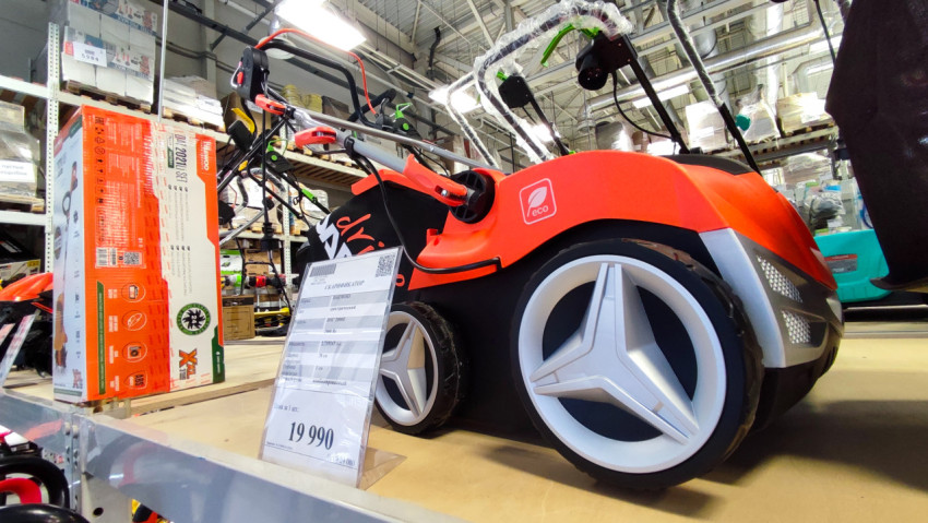 Сбоку вид электрического скарификатора Daewoo с крупными колёсами