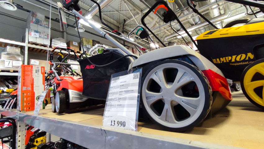 Аэратор AL-KO на полке магазина с ценником