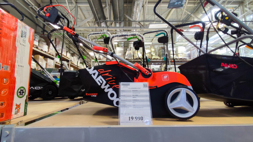 Электрический скарификатор Daewoo с ценником на торговой полке