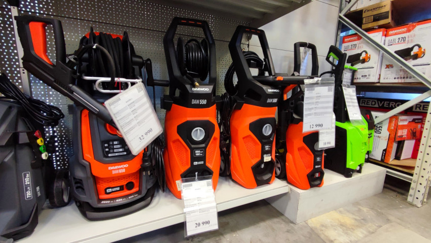 Витрина с мойками высокого давления различных брендов в магазине инструмента