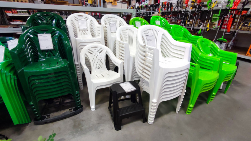 Группа пластиковых кресел в магазине