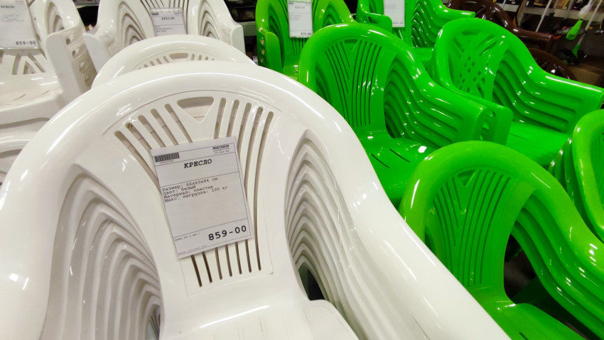 Белые и зелёные садовые кресла с ценниками