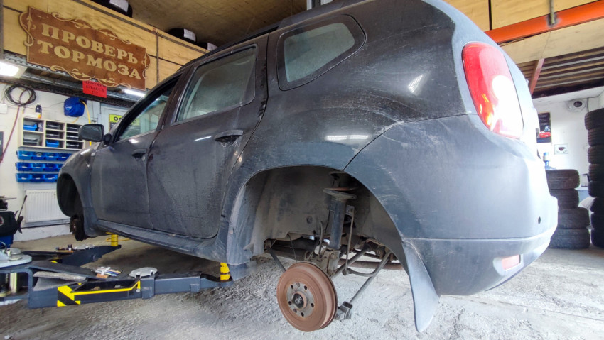 Автомобиль на подъёмнике с открытым доступом к задней подвеске