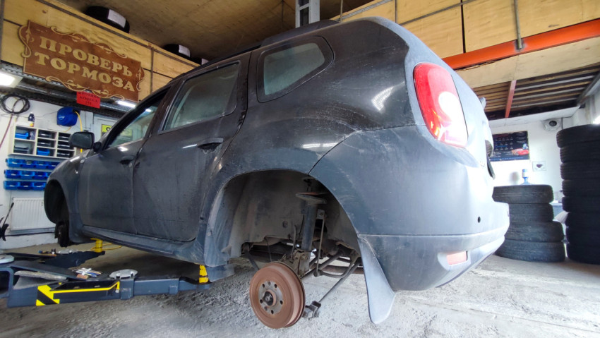 Автомобиль на подъёмнике с демонтированным задним колесом