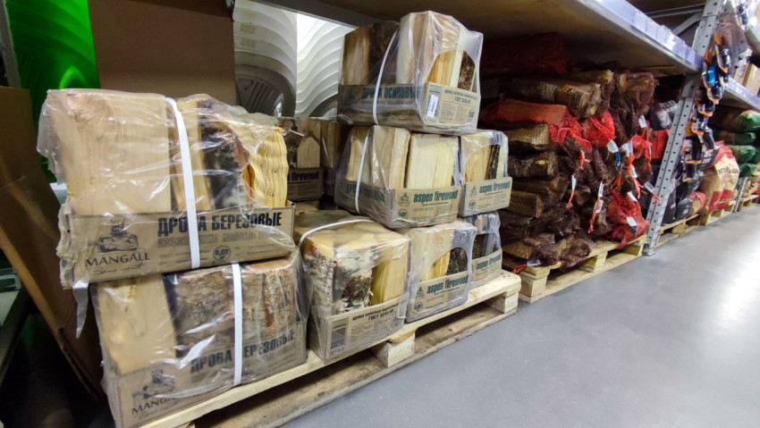Упакованные дрова и топливо на паллетах в магазине