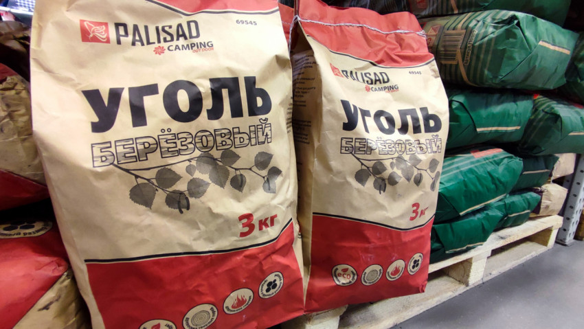 Березовый уголь в бумажных мешках на паллете