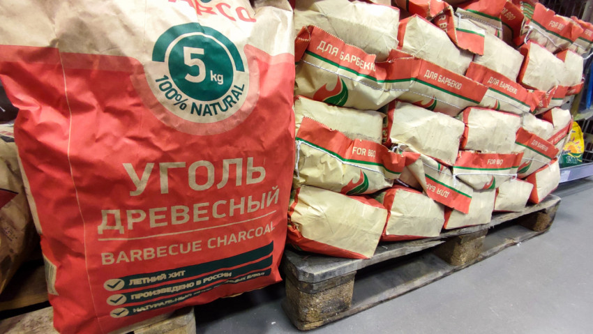 Мешки древесного угля для барбекю на паллете