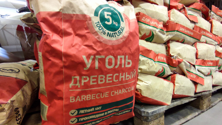 Древесный уголь 5 кг в бумажной упаковке на полке магазина