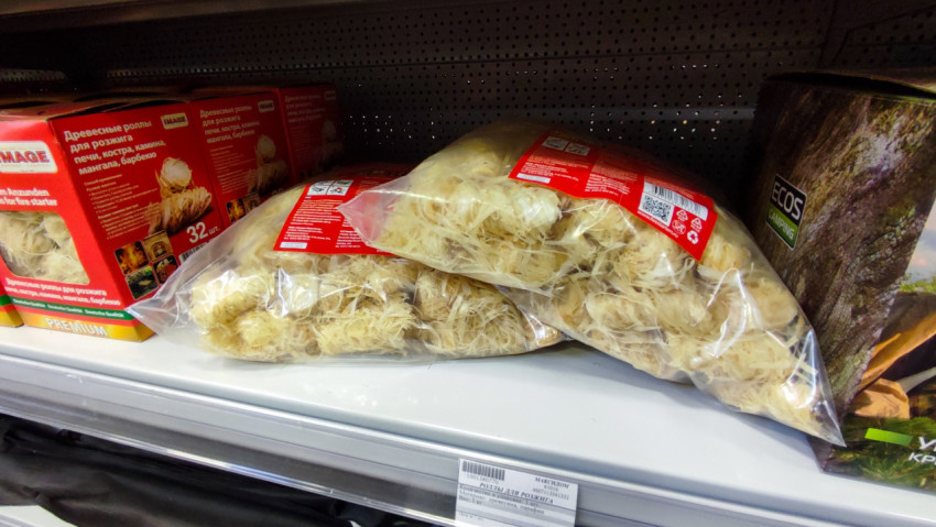 Упаковки древесных роллов для розжига на полке магазина