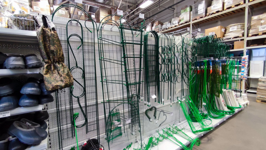 Опоры для растений и садовые стойки на стеллаже магазина