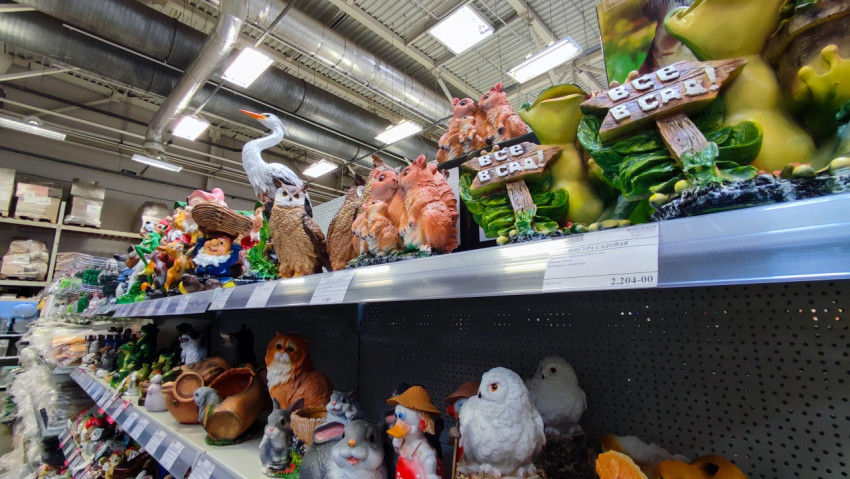 Садовые декоративные фигуры животных на полке магазина