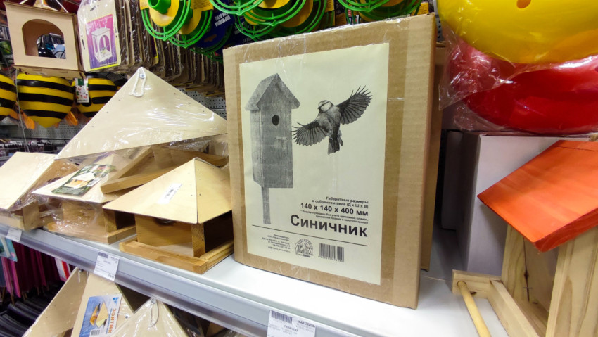 Скворечники и комплектующие для птиц на витрине магазина