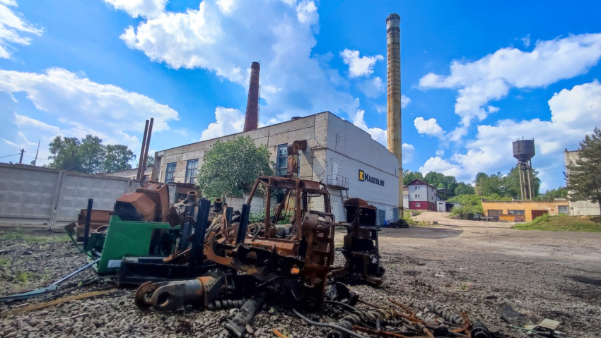 Остатки разобранной техники на территории завода