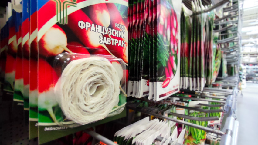 Пакеты семян редиса на витрине садового отдела