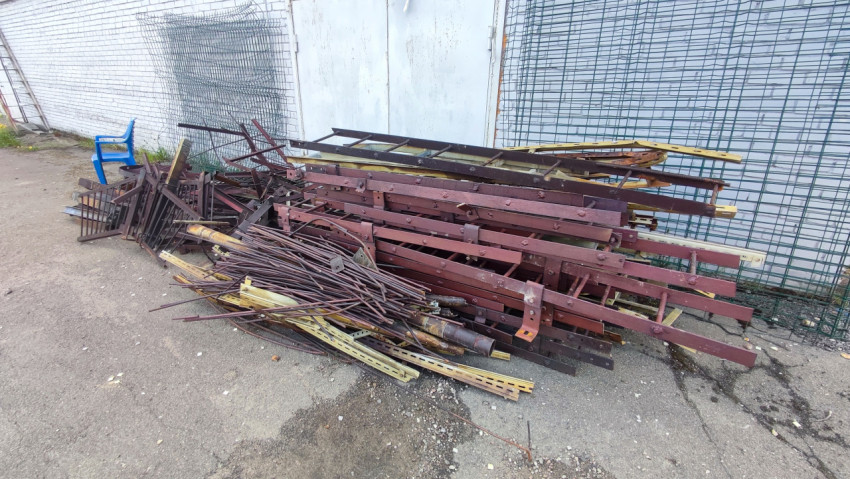 Склад металлолома у стены промышленного здания