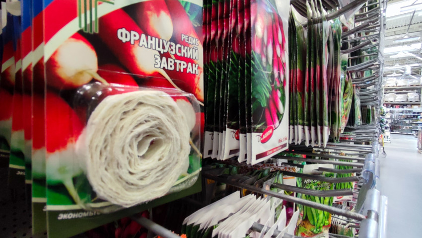 Семена редиса в пакетах на металлических крючках магазина