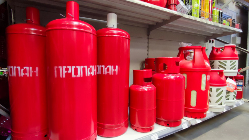 Газовые баллоны пропана на полке магазина