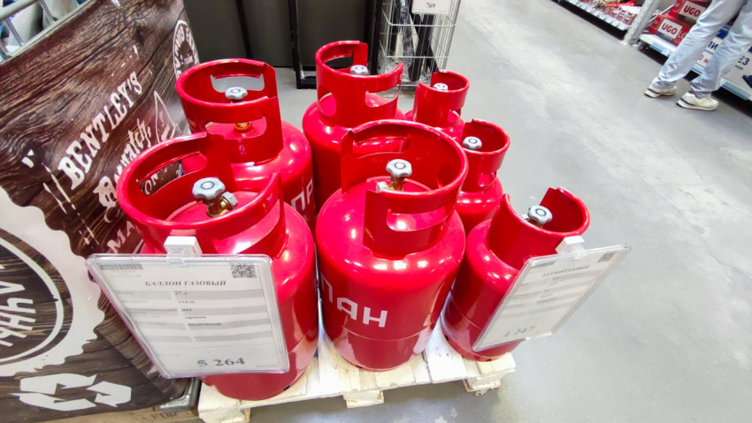 Газовые баллоны пропана на деревянной паллете крупным планом