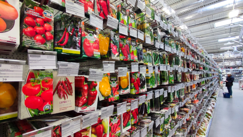 Стеллаж с семенами овощных культур в отделе садоводства