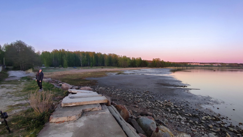 Берег водоёма с каменистой отмелью в вечернее время
