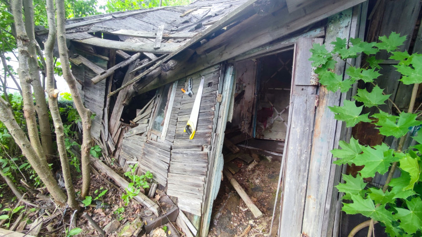 Вход в заброшенное деревянное строение