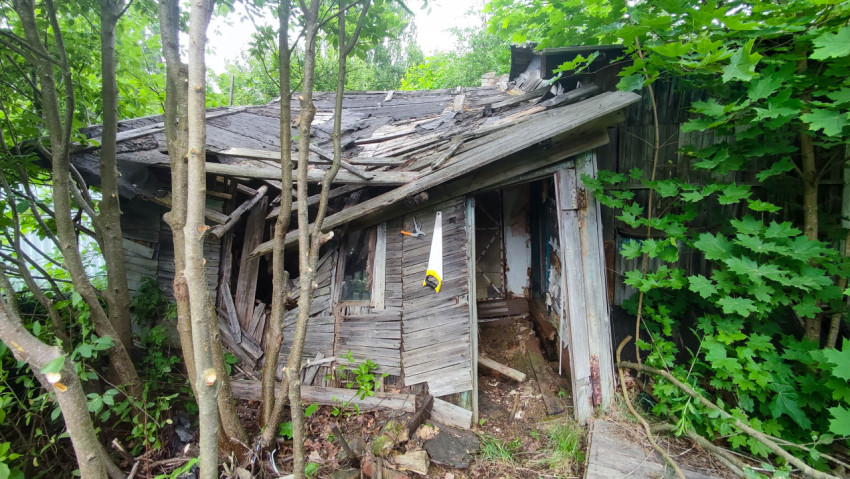 Общий вид заброшенного деревянного строения