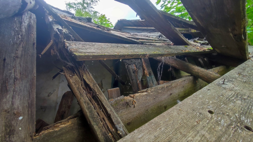 Завалы стропил и досок внутри разрушенной крыши