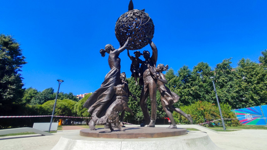 Низкий ракурс композиции «Семья — залог мира» на круглом постаменте в парке 300-летия Санкт-Петербурга