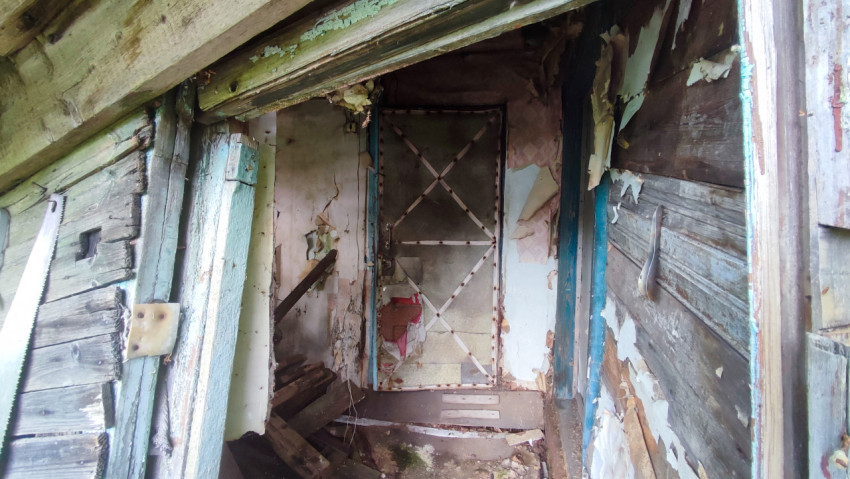 Входная зона заброшенного деревянного строения