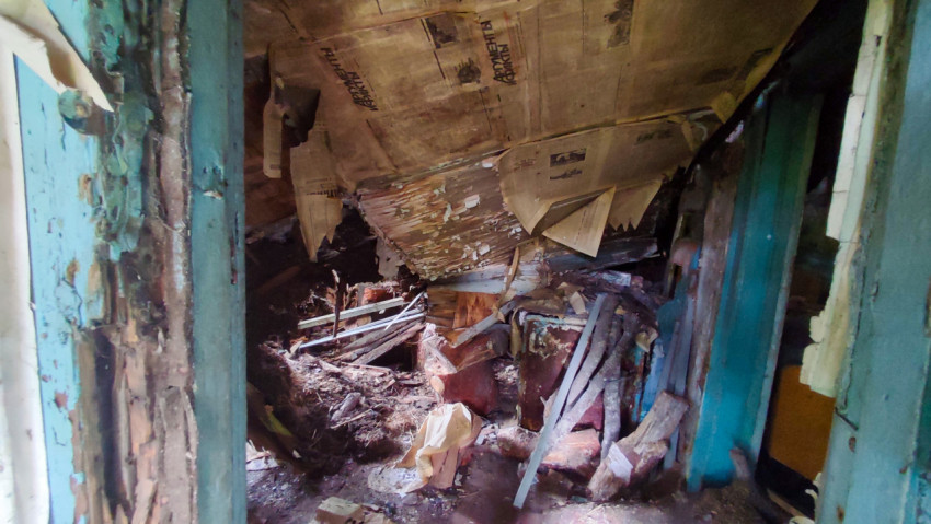 Комната с обрушенным потолком в заброшенном доме