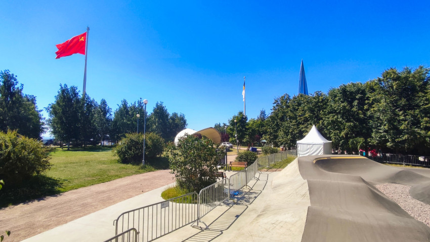 Памп-трек в парке с флагом СССР на флагштоке и видом на Лахта Центр