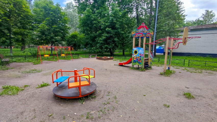 Дворовая детская площадка с каруселью, качелями и игровым домиком