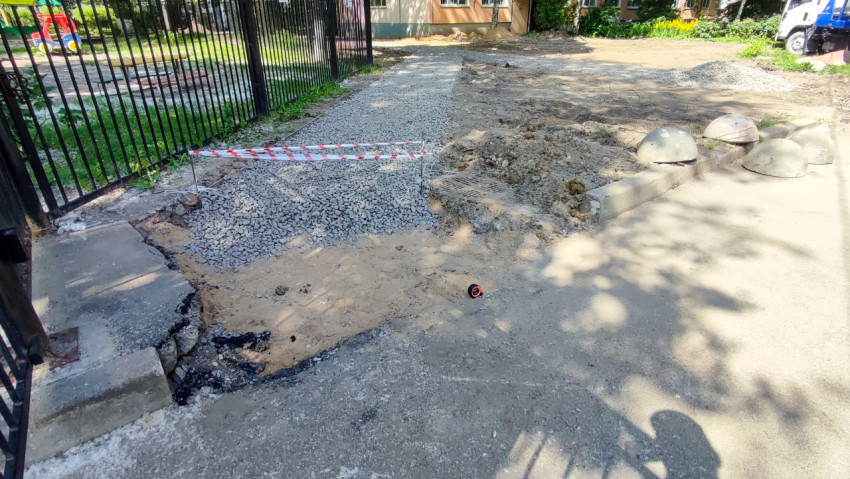 Ремонт покрытия у ограждения с бордюром, дренажной решеткой и бетонными полусферами