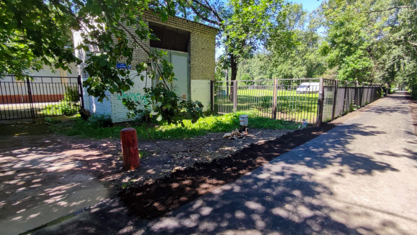 Ремонт тротуара и асфальта у забора рядом с техническим зданием