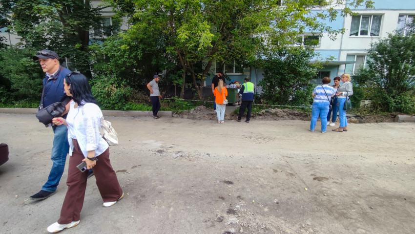 Осмотр дворовой территории у фасада жилого дома перед ремонтом покрытия