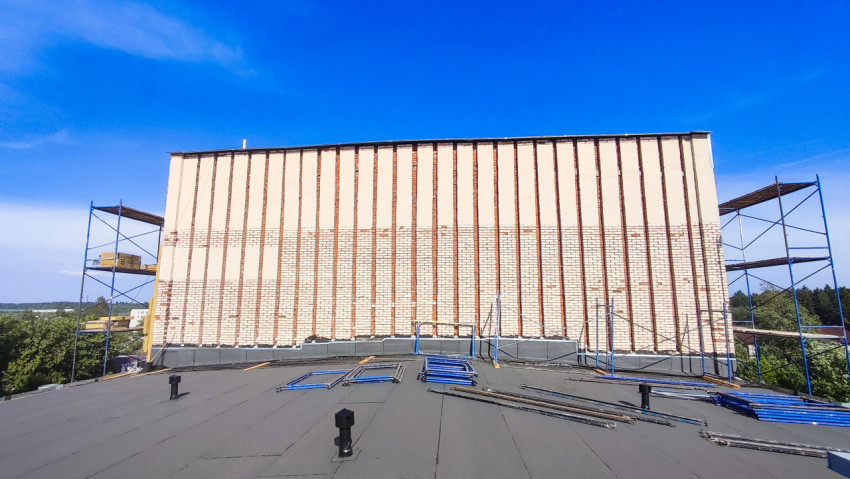 Плоская кровля с вентиляционными выходами и разобранными элементами строительных лесов