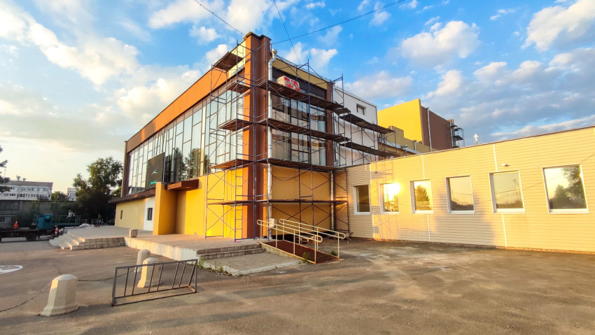 Угловой вид Лесколовского дома культуры с пандусом, ограждениями и лесами