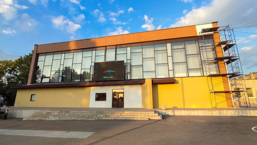 Фронтальный фасад Лесколовского дома культуры с цифровым экраном и часами