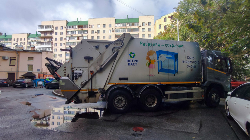 Мусоровоз для раздельного сбора на парковке у жилых домов