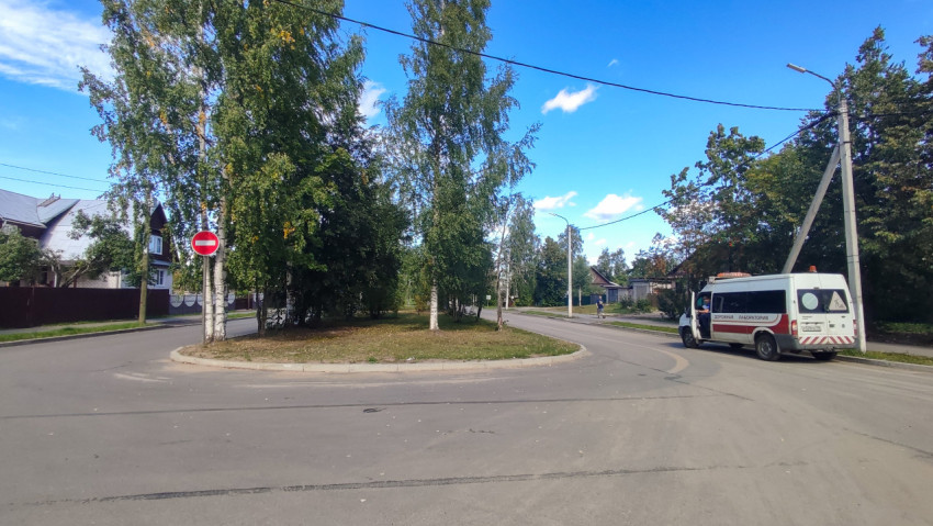 Перекрёсток с дорожным знаком «въезд запрещён» и фургоном дорожной лаборатории у обочины