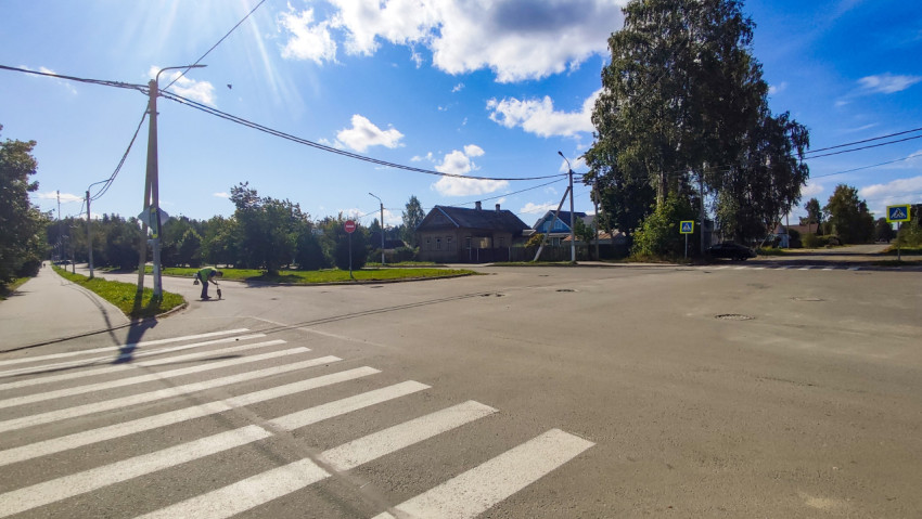 Широкий вид перекрёстка с зеброй и знаками, где идут дорожные измерения