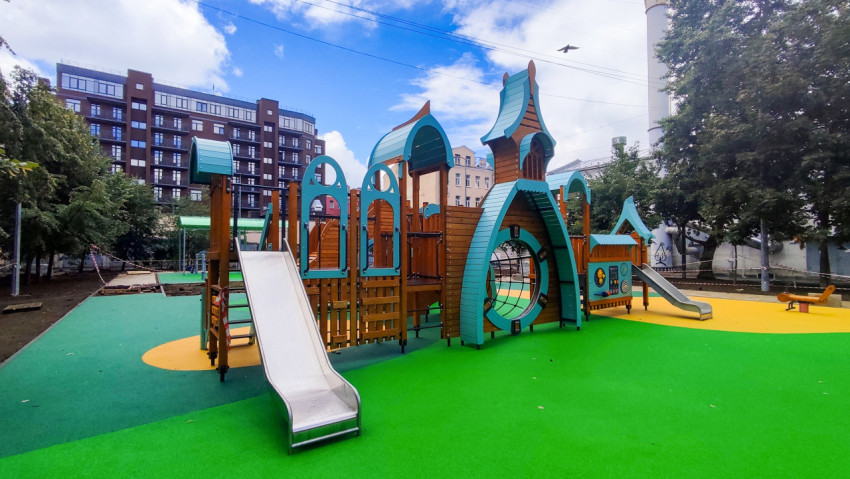 Современный детский игровой комплекс с горкой на ярком резиновом покрытии