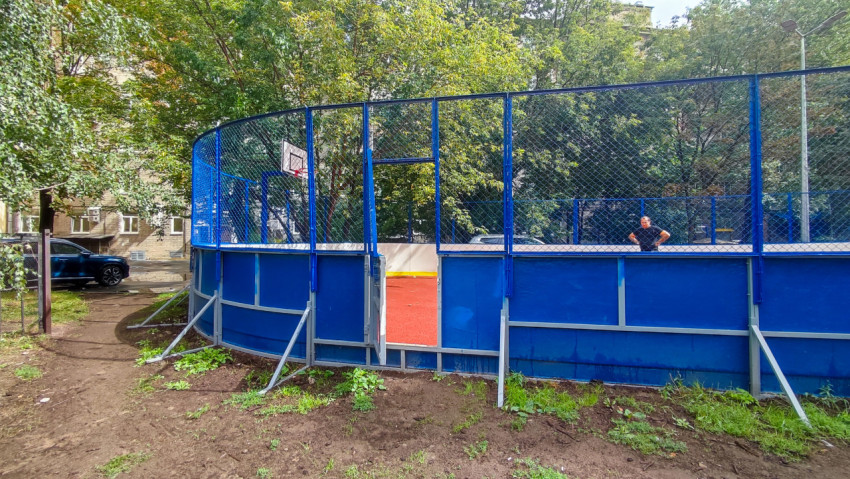 Вход на дворовую спортивную площадку с калиткой и резиновым покрытием