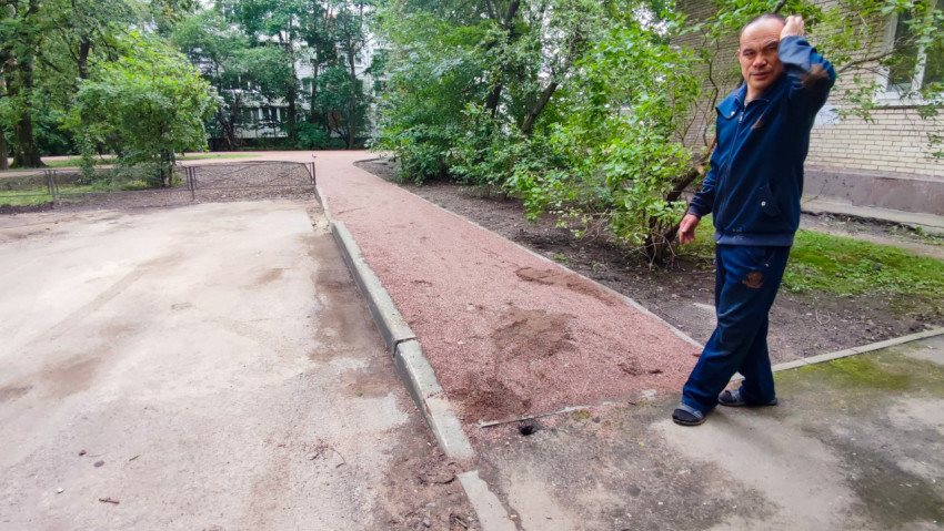 Благоустройство дворовой территории с дорожками и озеленением у жилого дома