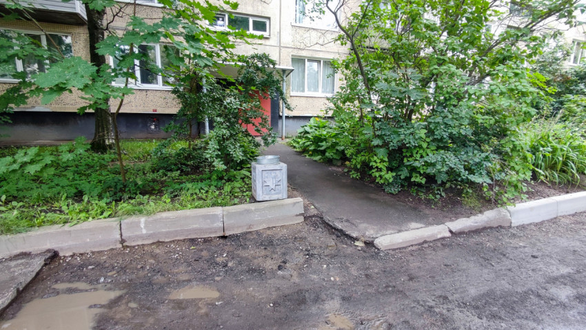 Входная группа жилого дома и пешеходная дорожка во дворе